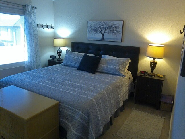 Building Photo - Beautiful updated condo in Los Lagos Upstairs unit.