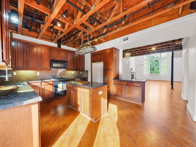 Building Photo - 907 Hartman St