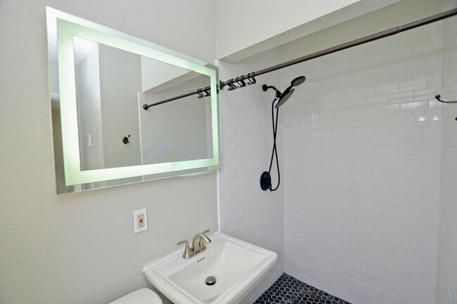 Building Photo - 4 bed 2 bath home