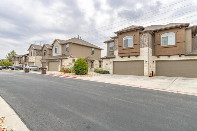 Building Photo - 2880 Donnell Dr