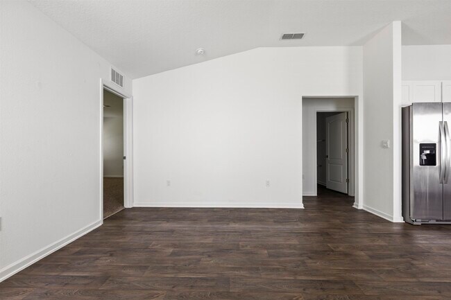 Building Photo - 112 Silver Birch St
