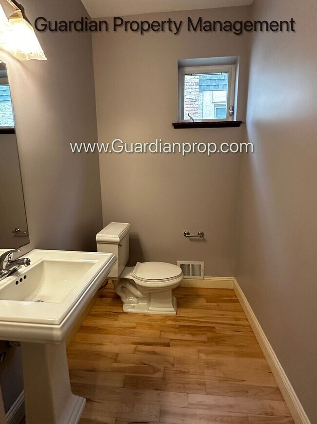 Building Photo - Spacious Uptown Side By Side, Dishwasher, ...