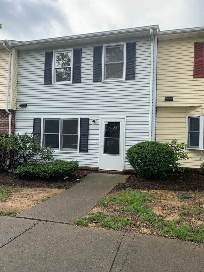 Building Photo - 3 Bedroom 2.5 Bath Townhouse