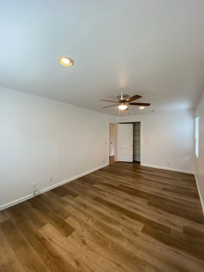 Building Photo - Long Beach: 4 bedroom 3 bath with Spacious...