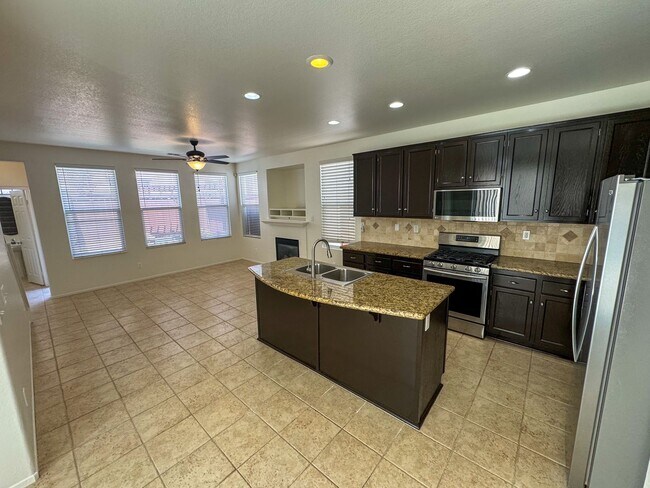Building Photo - 4 Bedroom home available for Lease in Cent...