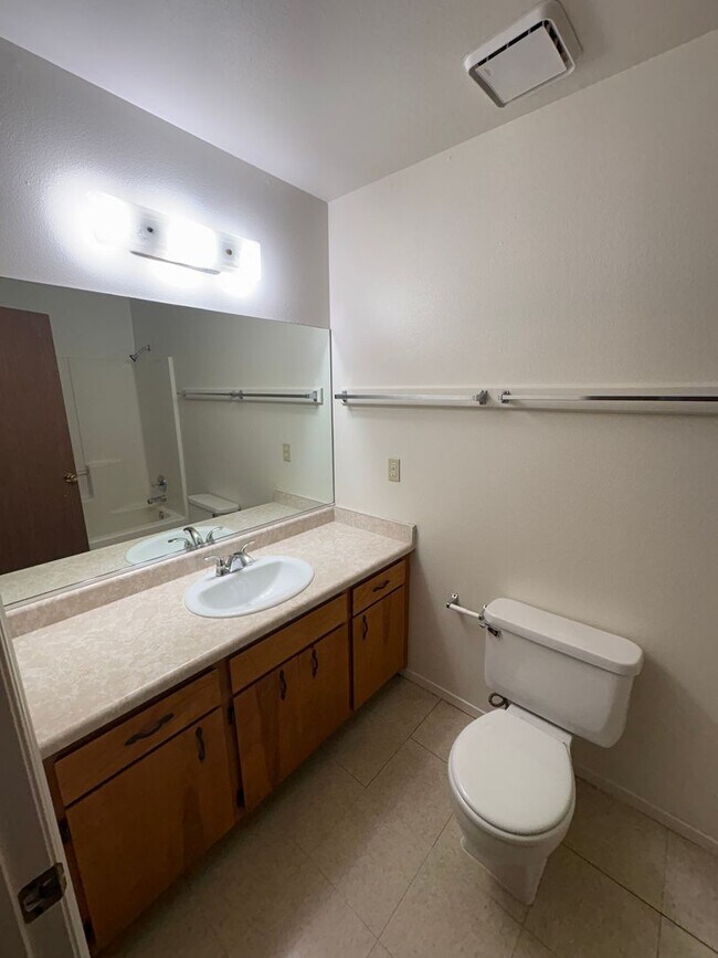 Building Photo - NW Visalia Home with Alley Access Rent Ready!