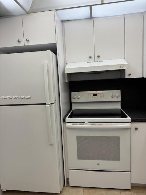 Building Photo - 2425 NE 135th St