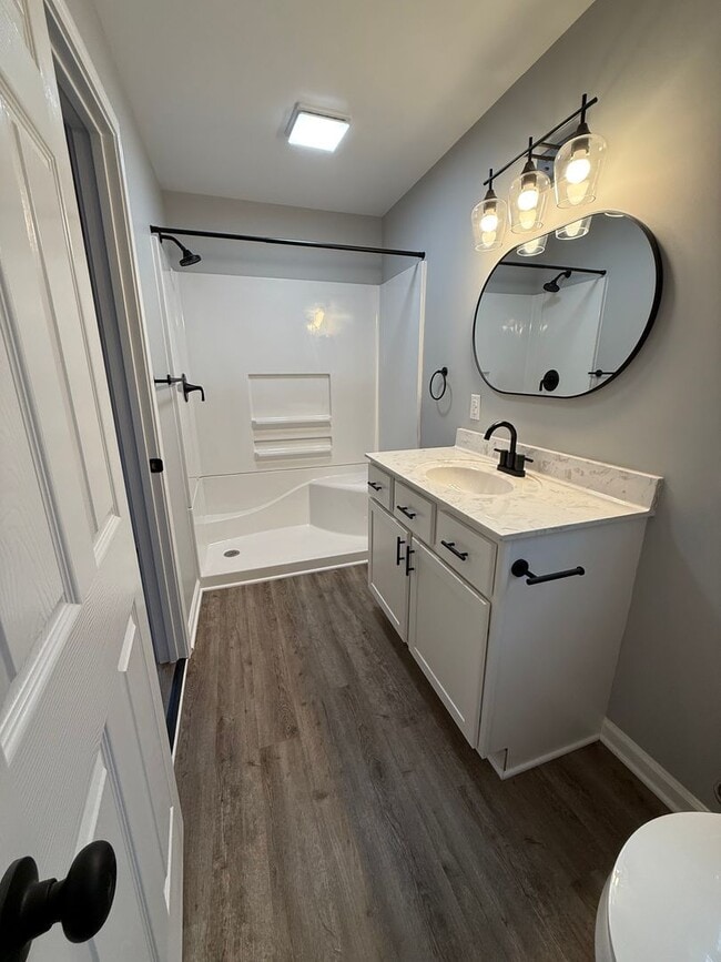 Building Photo - Newly Renovated 3 Bedroom 2 Bath w/ Flex Room Located in a Sought-after Neighborhood!