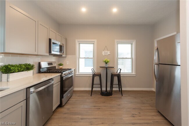 Building Photo - 2057 Fairview