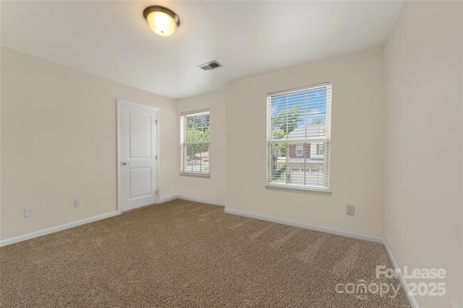Building Photo - 1818 Fleetwood Dr