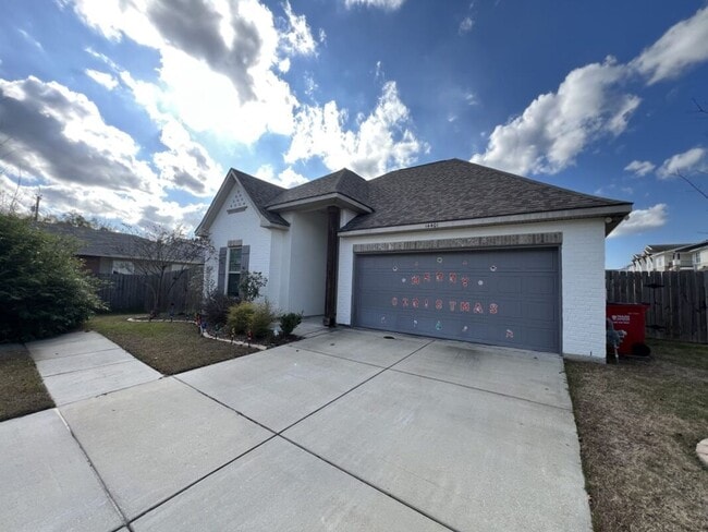 Building Photo - Partially Furnished Home on Sterling Oaks Dr. with Premium Features