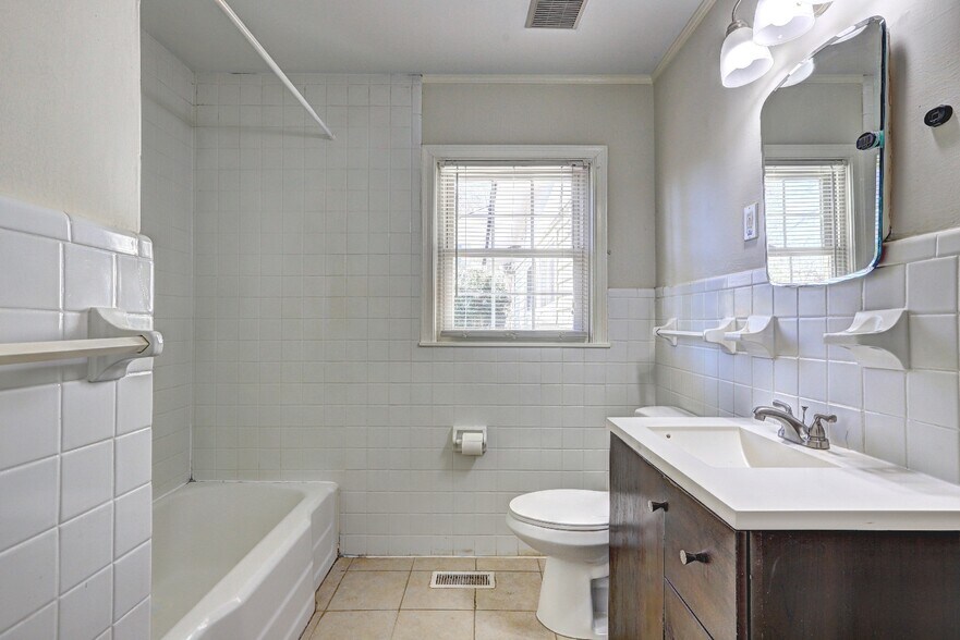 Bathroom 1a - 132 Doran Ave SE