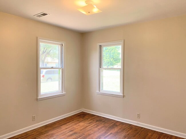 Building Photo - Cozy 2 bedroom home