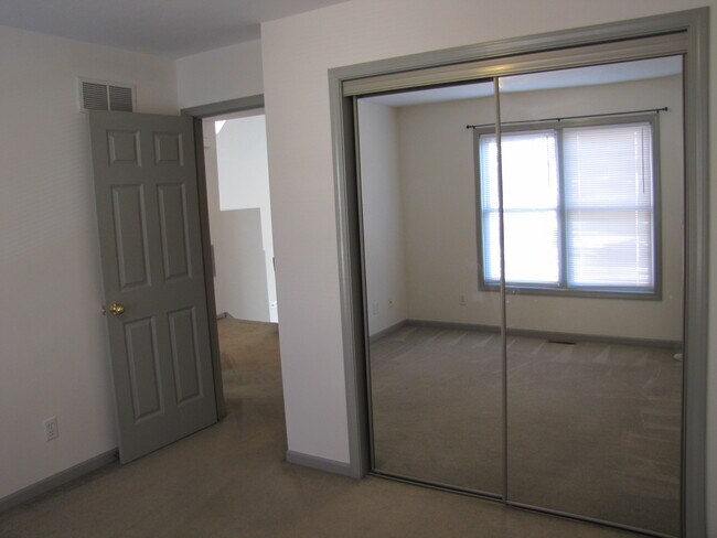 south bedroom - 4623 Genessee St