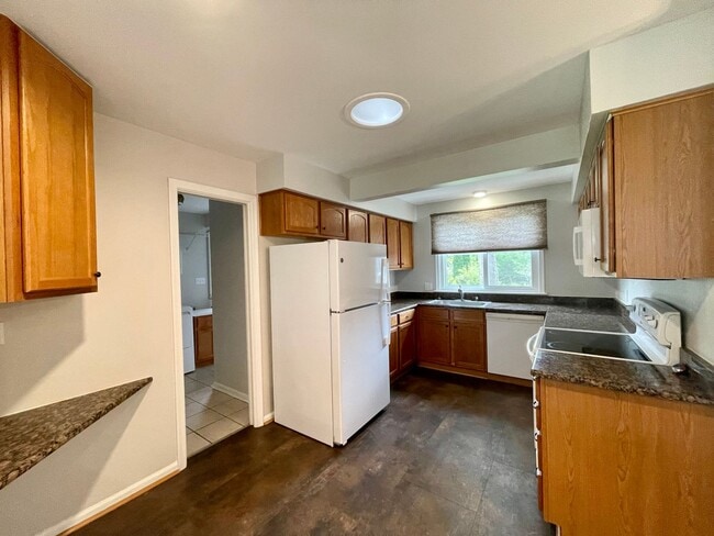 Building Photo - GORGEOUS AND SPACIOUS, 3 BED/2BATH RANCH HOME, BIRMINGHAM SCHOOLS-----DARTMOOR