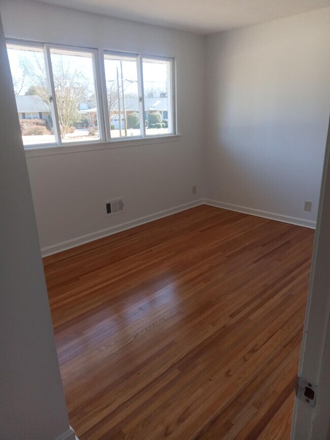 Building Photo - 925 Magnolia St SE