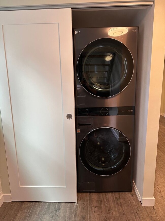 Building Photo - Available Now! 4 bed, 2 bath house in Shoreline!