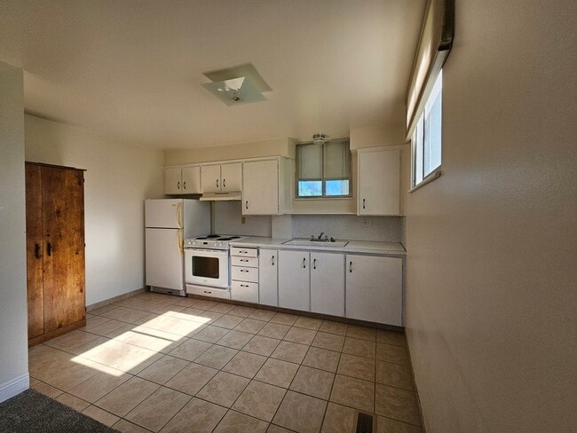 Building Photo - 351 W 200 S