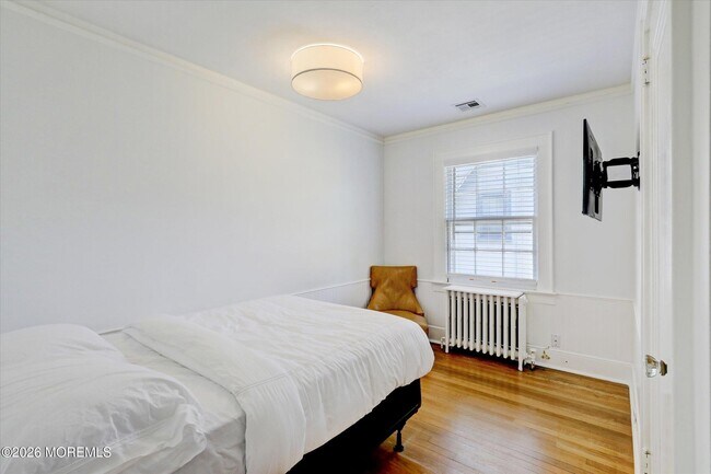 Building Photo - 570 N Edgemere Dr