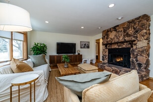 Building Photo - 2767 Oakwood Ln