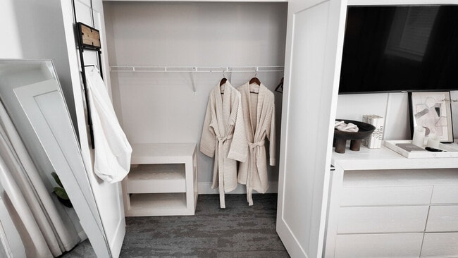 Building Photo - 1424 N Park Pl