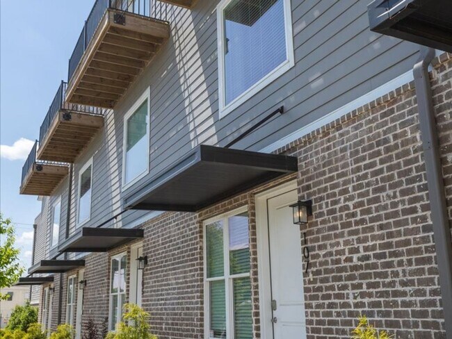 Building Photo - Flexible Lease Lengths! Furnished Southside Townhome