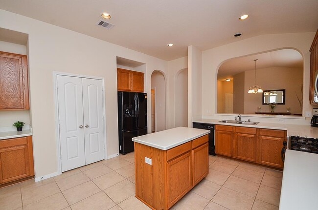 Building Photo - 614 W Newport Bend