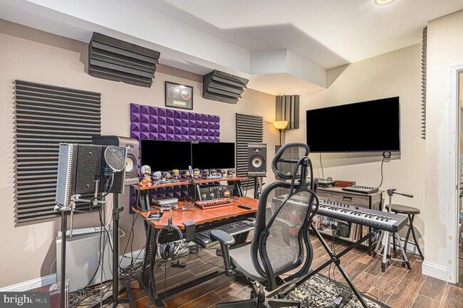 Building Photo - 1935 W George St