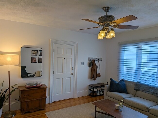 Building Photo - 82 Gladstone St