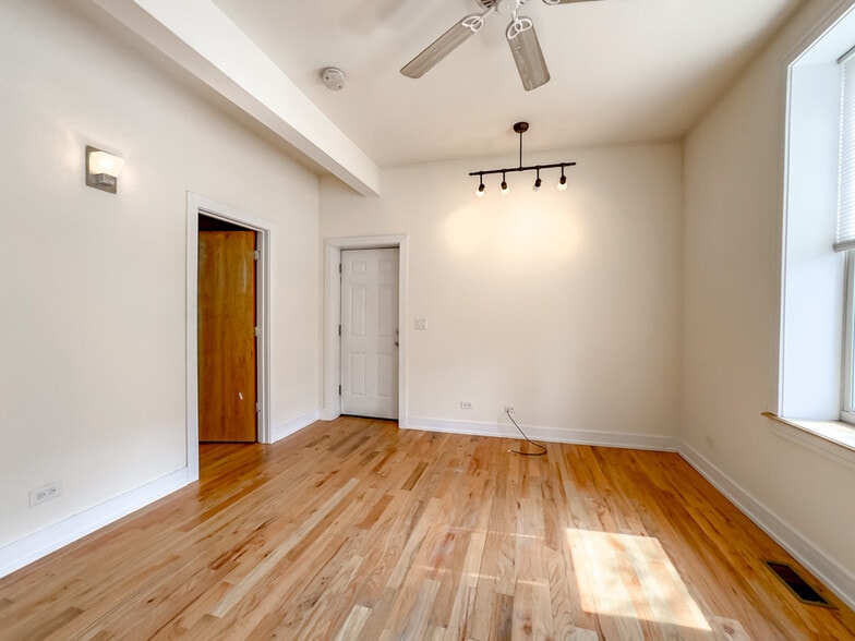 Building Photo - 2837 N Damen Ave