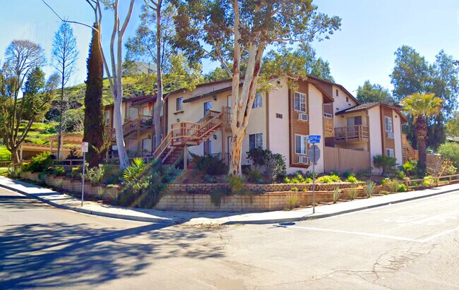 cozy apartment building two blocks from Main Street - 240 E Graham Ave
