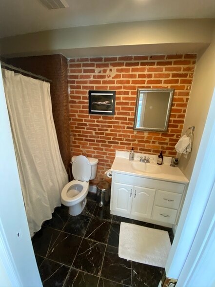 Guest Bathroom - 1022 S Bouldin St