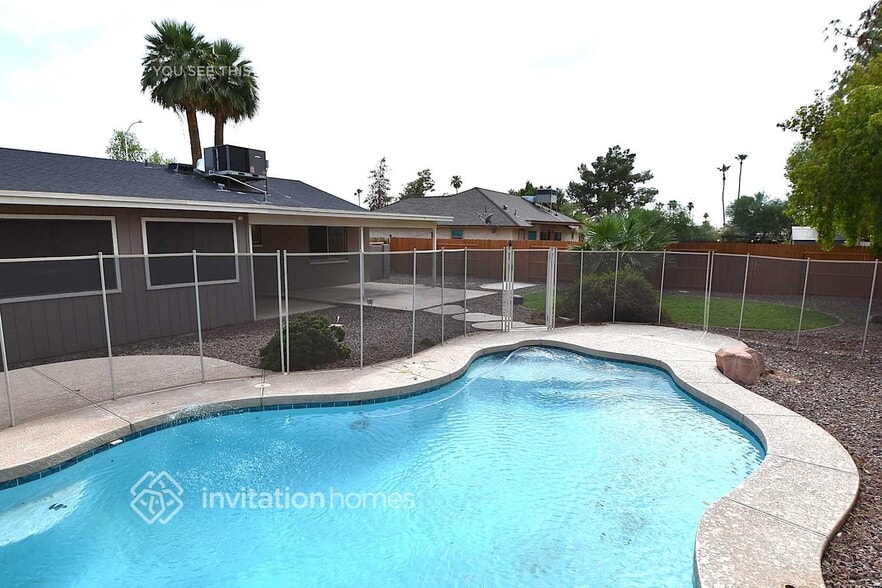 Building Photo - 624 W Keats Ave