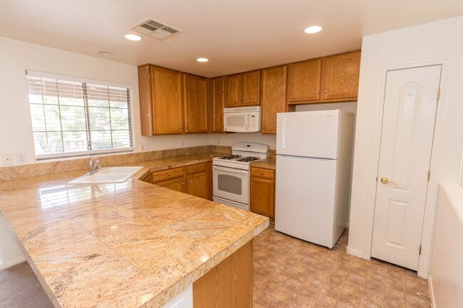 Building Photo - Available! 2 Bedroom Townhome inside Pacif...