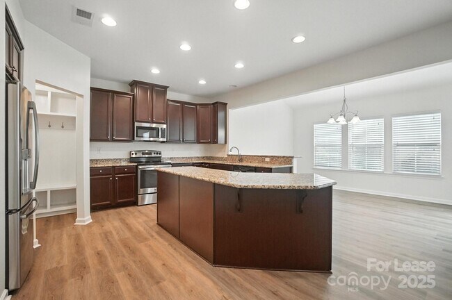 Building Photo - 2031 Hamil Ridge Dr