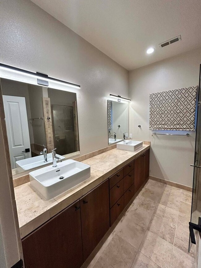 Building Photo - Modern 2-Bedroom Condo with Loft & 2 Car Garage!