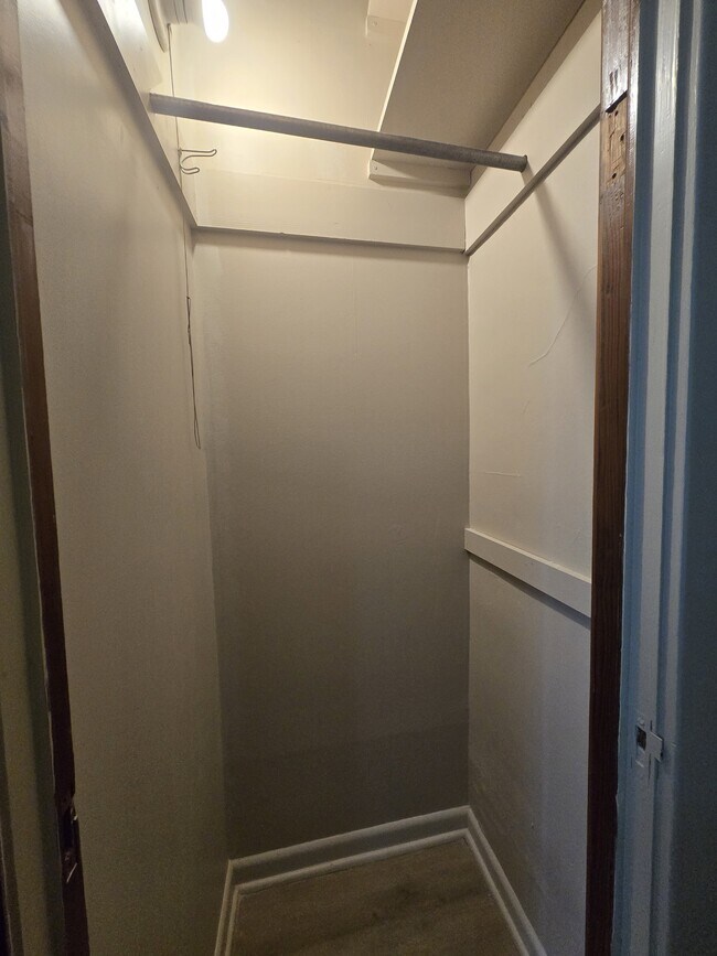 Building Photo - 517 S Vine St