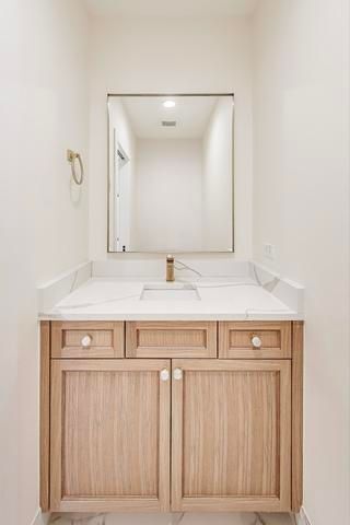 Building Photo - 5015 N Lincoln Ave