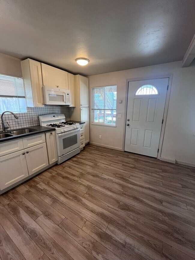 Building Photo - 553-557 Silver Strand Blvd.