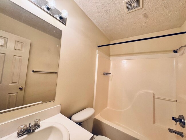 Building Photo - 904 Grand Arbre Dr