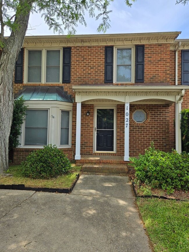 Building Photo - 3 Bedroom Townhouse in Virginia Beach
