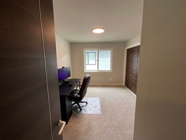 Building Photo - Stunning Black Diamond home-Ten Trails (Pinewood Plan) - Available Early to Mid June