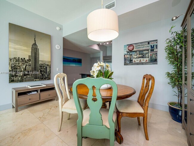 Building Photo - 950 Brickell Bay Dr