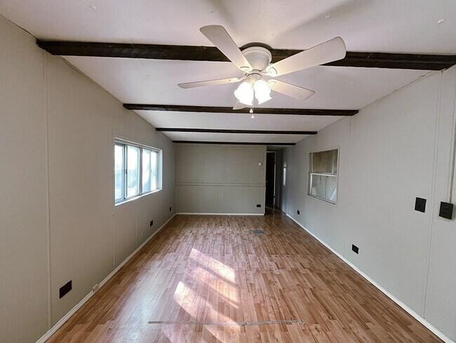 Primary Photo - 1360 E Commercial St