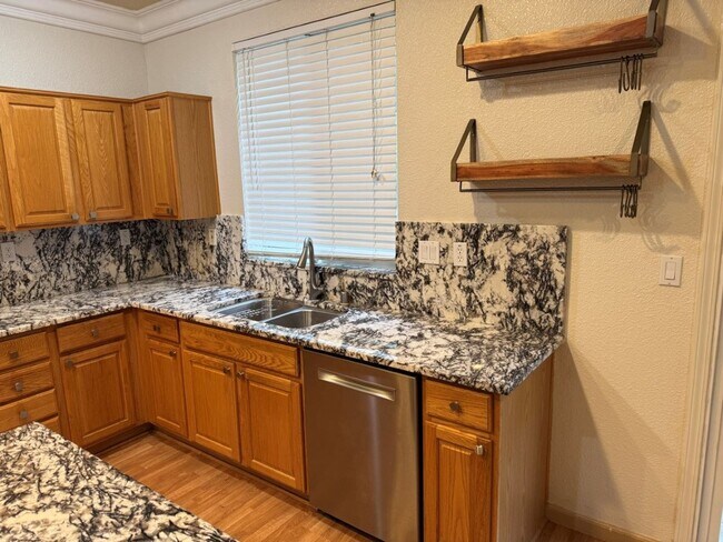 Building Photo - Modern 4 Bedroom w/ Loft Stonegate Area Vacaville *Star Rentals