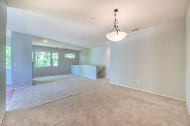 Building Photo - Perfect Location Renton Townhouse