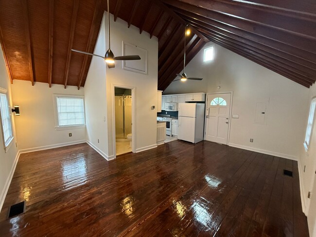 Building Photo - Renovated Move In Ready Apartment Just Min...