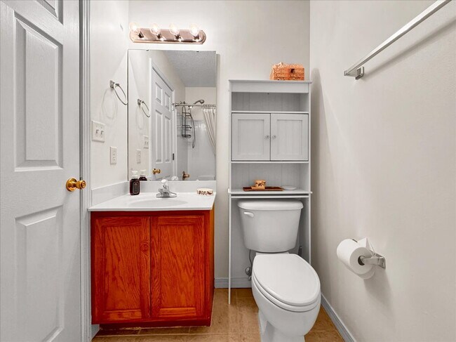 Building Photo - Charming Fort Walton Beach Townhome - Move-In Ready!