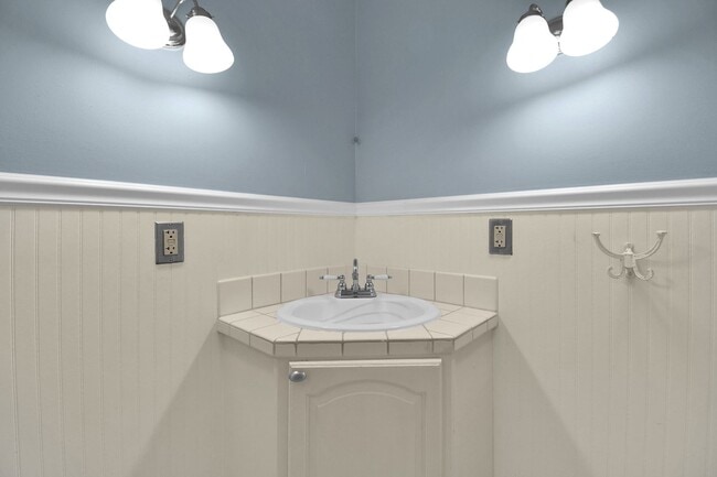 Building Photo - Stunning and Spacious 3 Bedroom House
