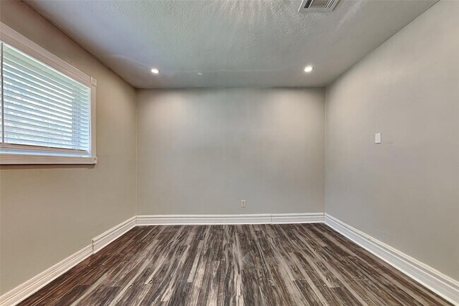 Building Photo - 27205 Kane Ln